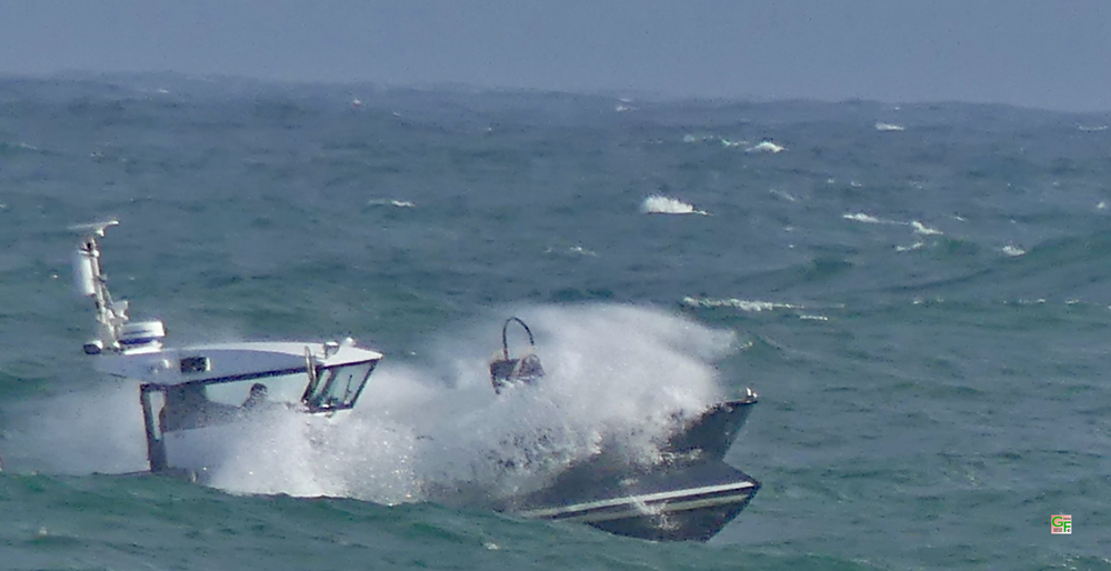 Fischerboot fährt zum Fang aus