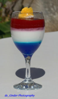 Erdbeer-Coulis auf Curaçao- und Kokos-Gelée