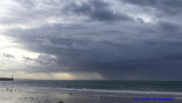 Regen kommt über der Baie d'Audierne an