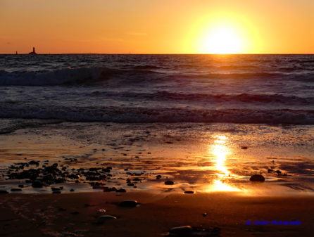 Die Sonne versinkt langsam im Meer