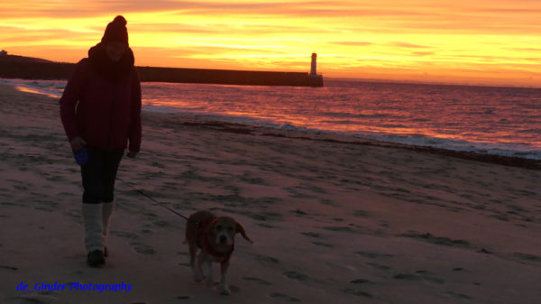 Inge und Mahé am Strand von Trescadec